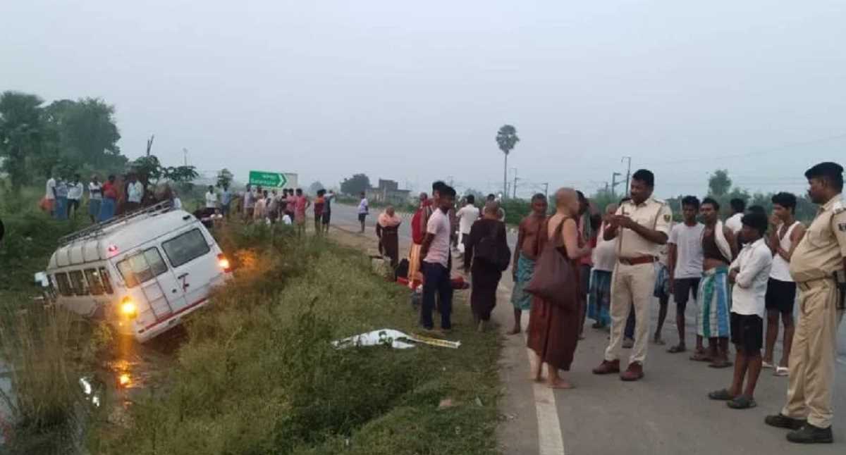 बिहार : गड्ढे में जा गिरी विदेशी पर्यटकों से भरी बस, आठ घायल, तीन की हालत गंभीर